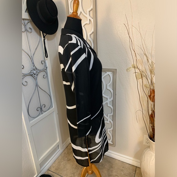 Frank Lyman abstract design long sheer cover button down - Picture 4 of 11